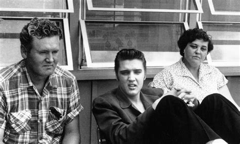 pictures of elvis when his mom died|Elvis and Vernon Presley photographed on the day。